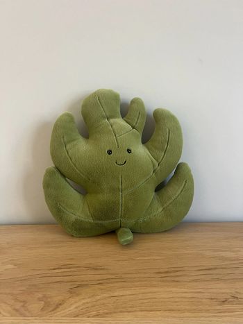 Peluche / oreiller en forme de feuille