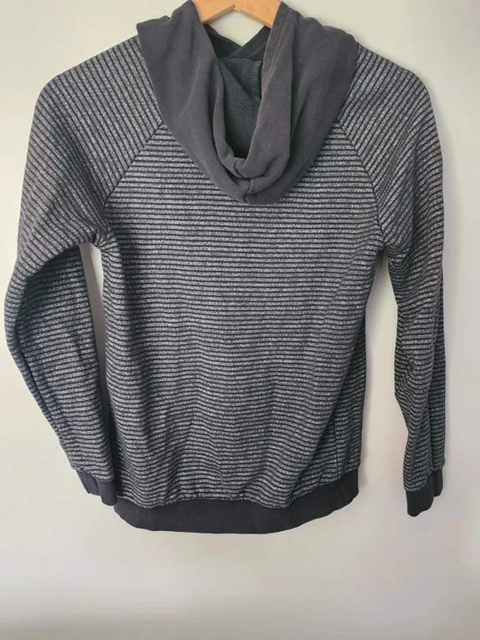 Pull à capuche taille 12 ans Gemo bon état noir et gris à rayures - photo numéro 2