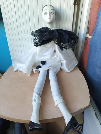 Poupée en porcelaine blanche PIERROT