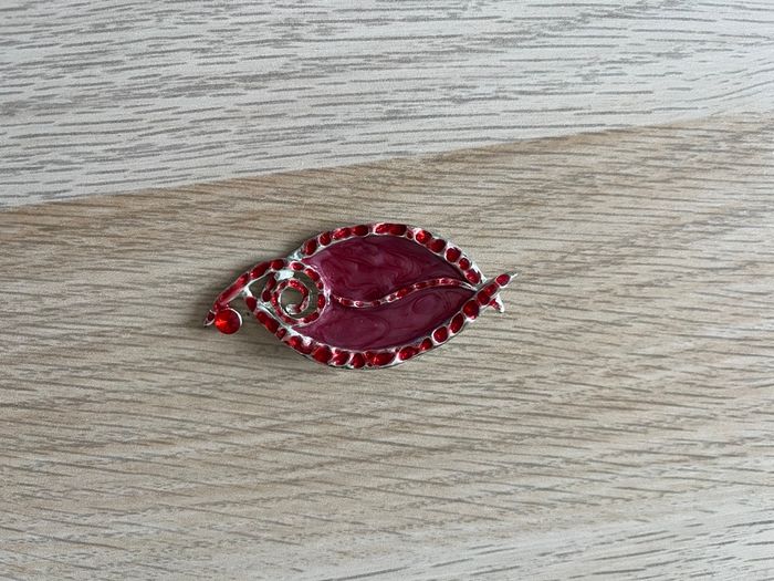 Pendentif feuille rouge