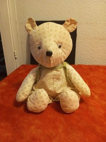 Ours avec salopette, fabrication artisanale ?