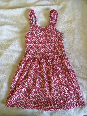 robe rouge à fleur blanche