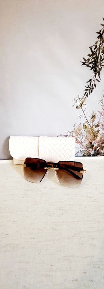 Lunettes de soleil carrées dégradé marron avec étui blanc tressé