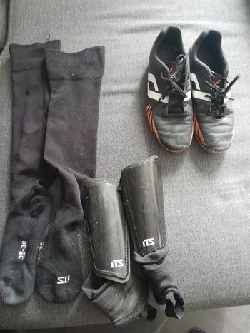 Chaussure de foot taille 36 protection tibia et chausettes