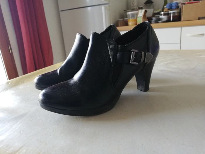 Bottines low-boots a talons noires t. 37.