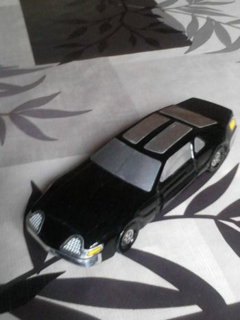 Voiture noire collection avon