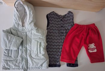 Lot de trois vêtements bébé fille en un mois