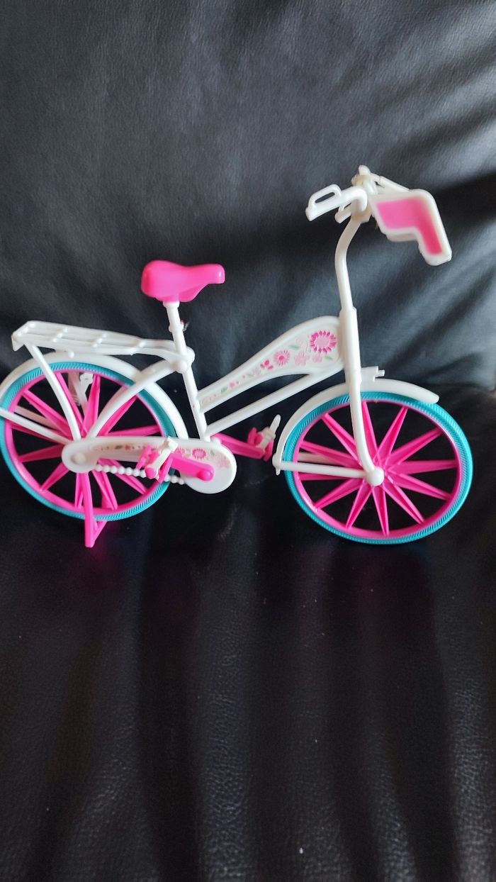 Beau vélo rose de jeux pour une barbie