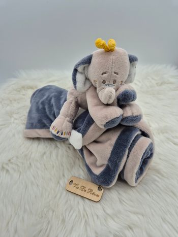 Doudou plaid Ma première couverture éléphant bleu beige gris Noukie's Bao & Wapi
