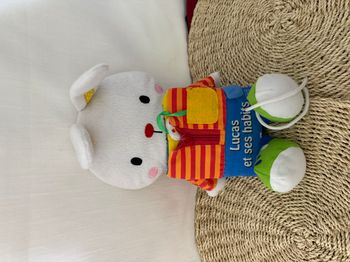 lapin en tissu qui fait livre 