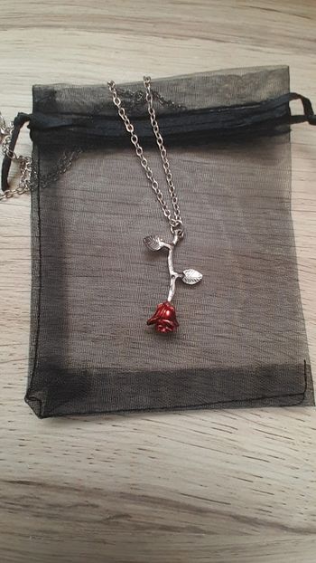 Collier Rose suspendue ( La Belle et la Bête)