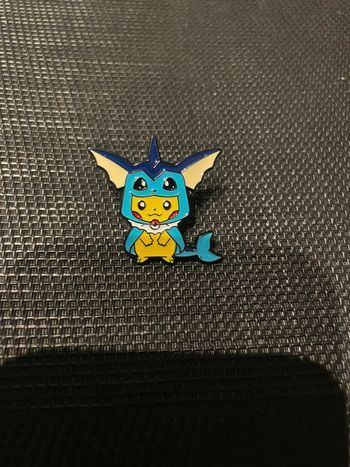 Pin’s Pikachu poncho Aquali Vaporeon Pokémon broche en  très bon état