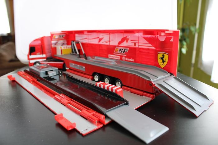 Hot wheels camio Iveco Stralis plus remorque atelier - photo numéro 2