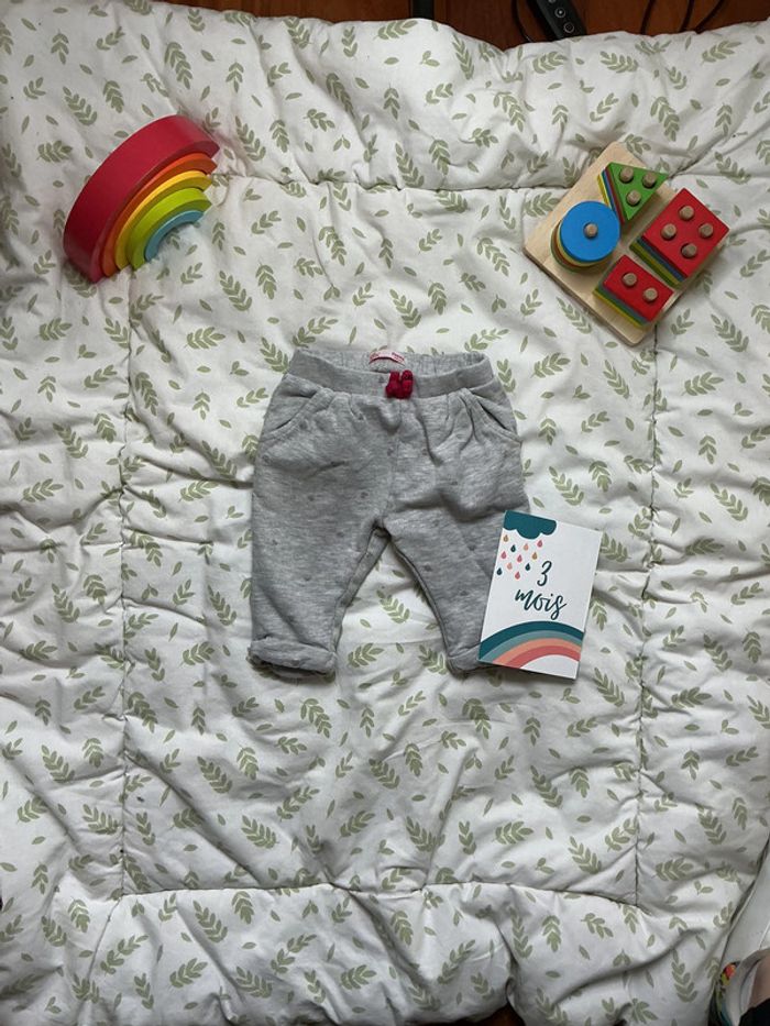 pantalon gris à motifs coeurs à paillettes du pareil au même 3 mois