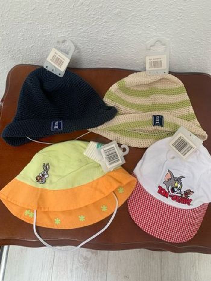 Lot de chapeaux casquettes bébé
