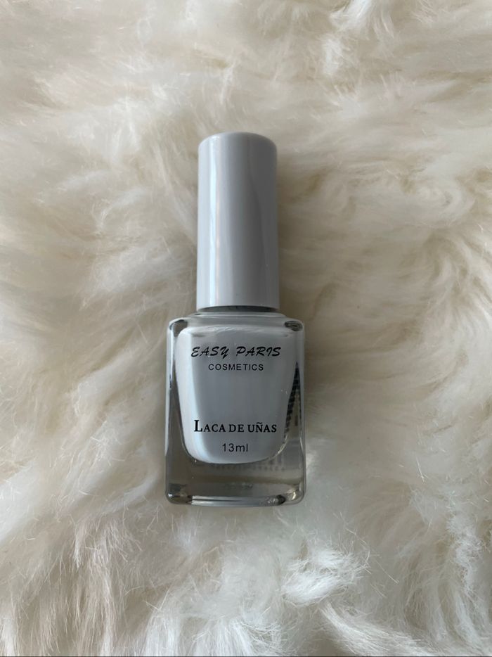Vernis à ongles gris