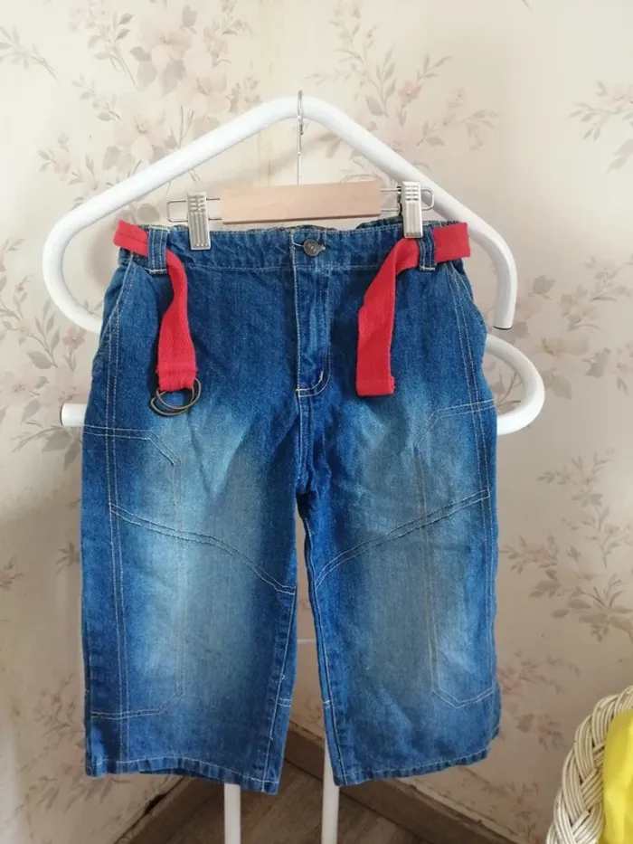 Pantacourt bleu en jeans délavé avec ceinture rouge / sans marque / (6ans) - photo numéro 2