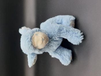 Petite Peluche doudou mouton bleu ciel PEDIATRIL AVENE blanc cassé 18 cm spirale