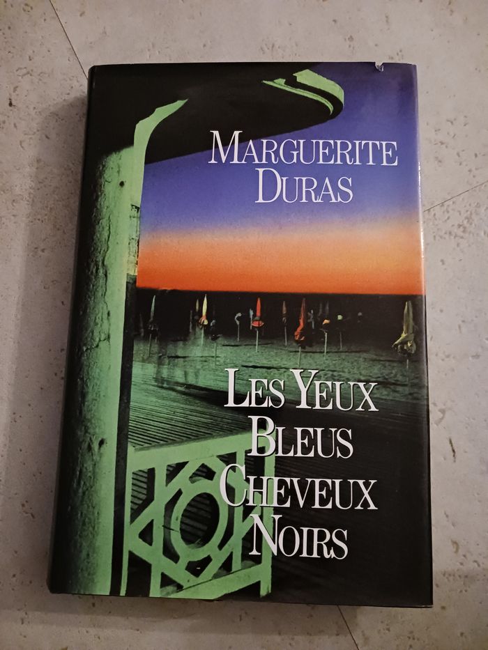 livre les yeux bleus cheveux noirs Marguerite Duras