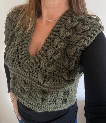 crop top pull sans manche torsades kaki fait main