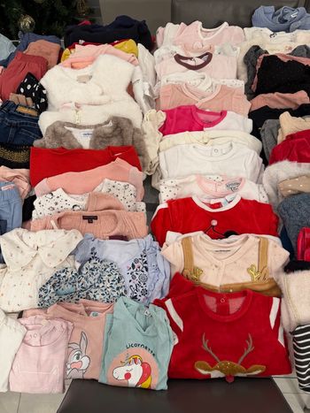 Gros lot de vêtements fille 9 mois très bon état voir neuf