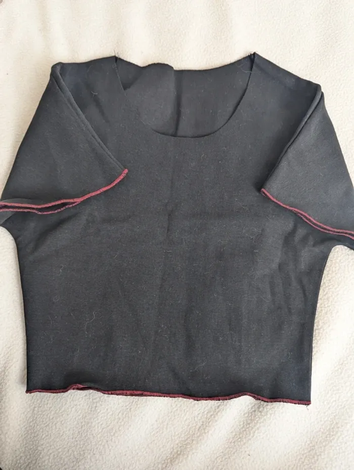 Crop top noir manches courtes finition Bordeaux taille S. 36 - photo numéro 2