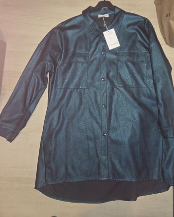 Surchemise en simili bleu canard neuve