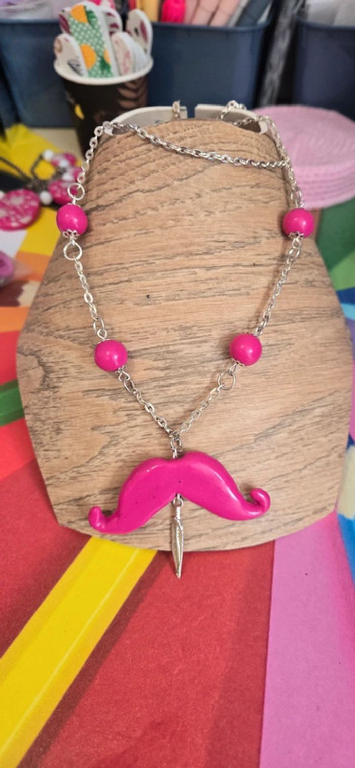 Collier sautoir moustache rose Fimo