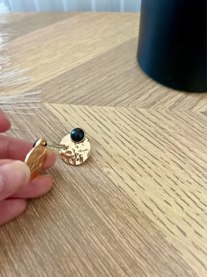 Boucles d’oreilles rondes dorées avec détail noir – Chic et élégantes - photo numéro 5
