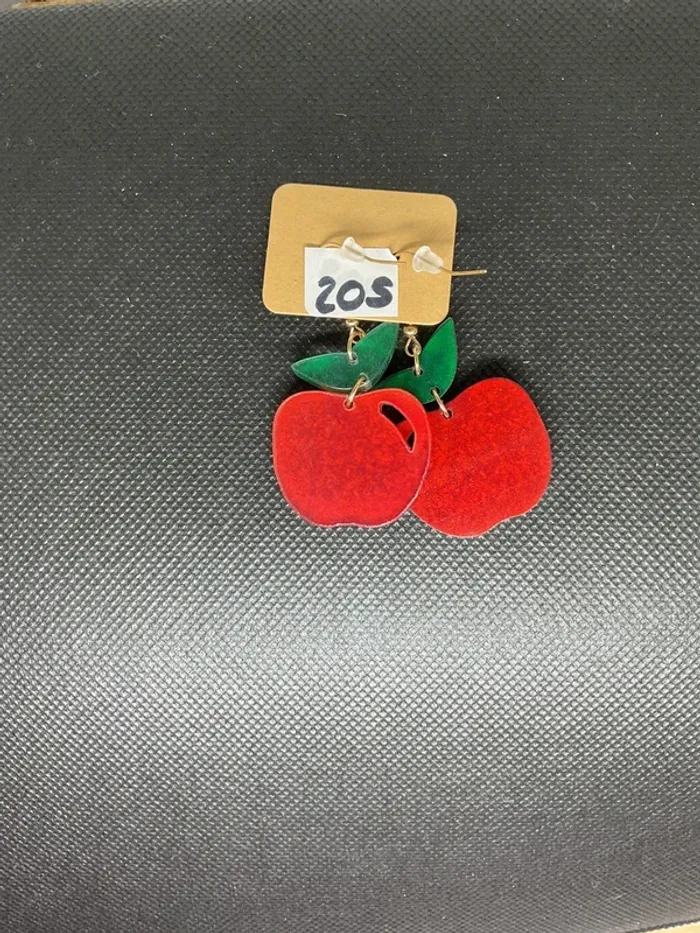Boucle d’oreille « pommes » neuve - photo numéro 2