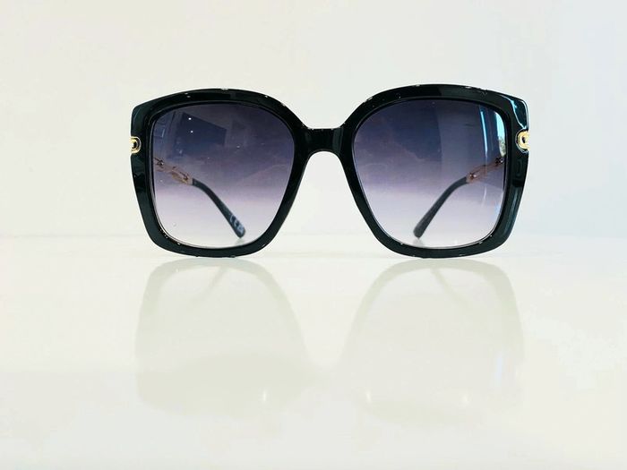 Lunette de soleil femme noire bras en chaîne dorée verres dégradés UV protection catégorie 3 - photo numéro 2