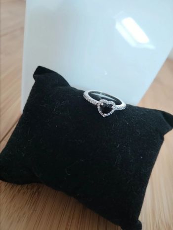 Bague argenté orné de son coeur noir
