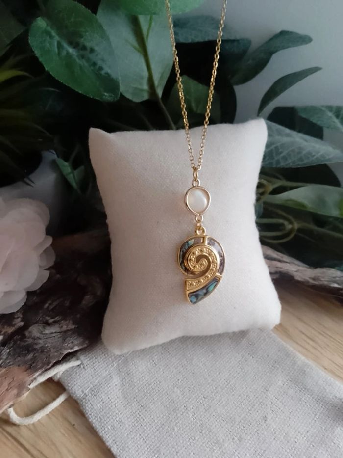 Collier pierre de lune et pendentif conque ormeaux