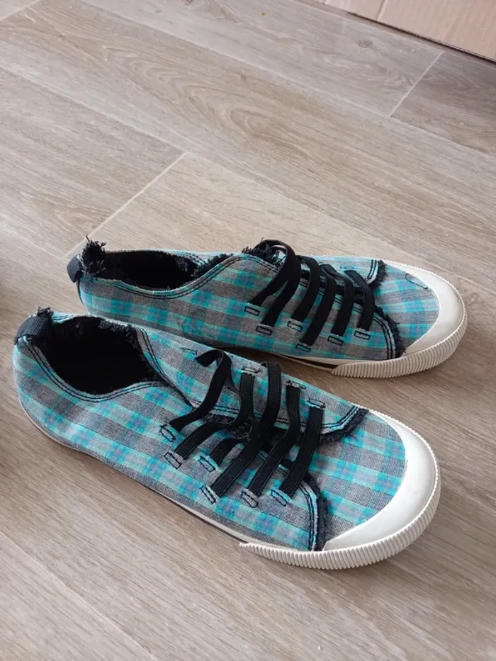 Chaussures tennis neuves 38 ou 39
n