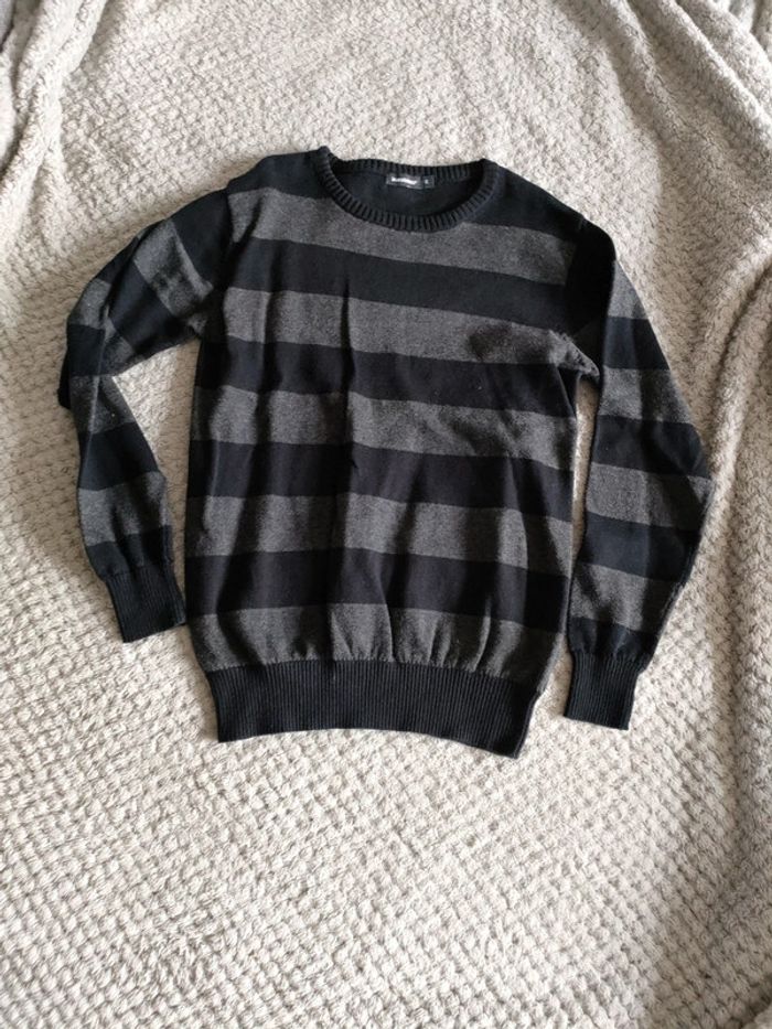 Pull noir à rayures