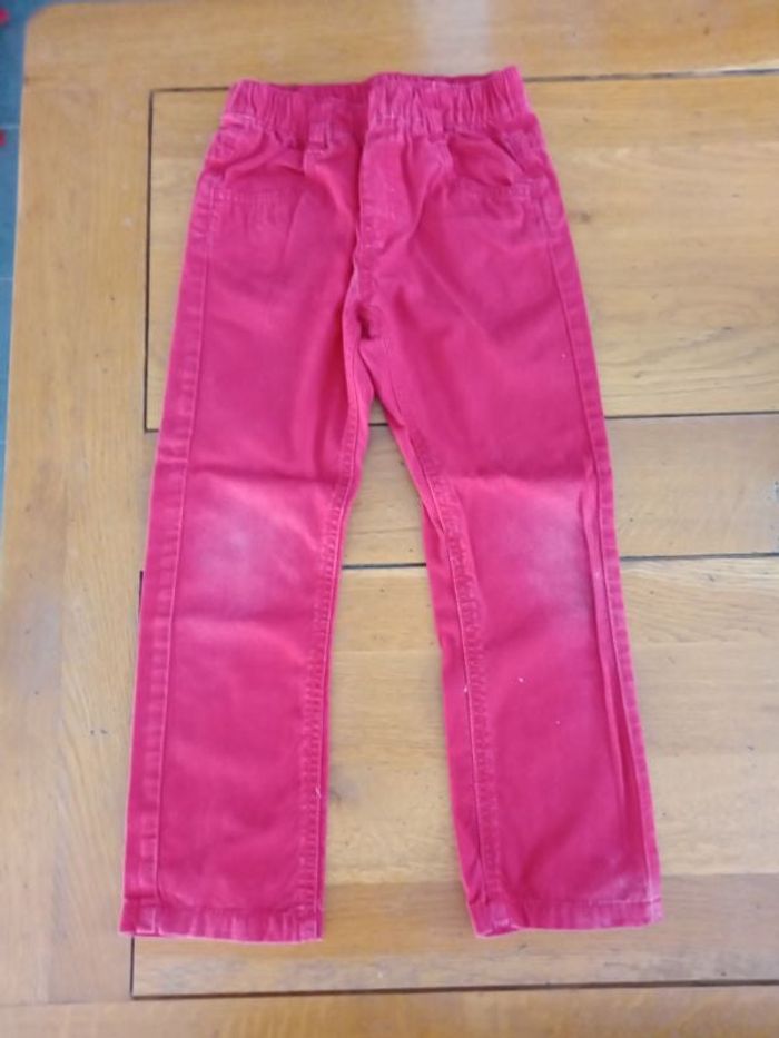 Pantalon rouge élastique à la taille