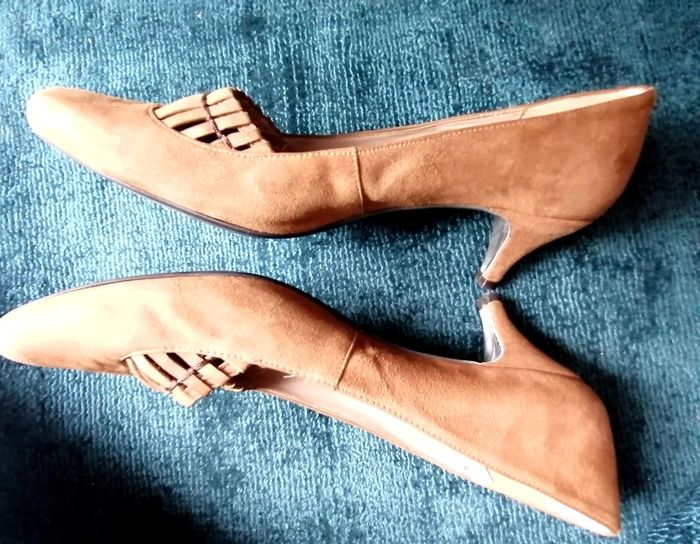 Chaussures Escarpins Marque Unisa cuir Daim. Pointure 40. - photo numéro 3
