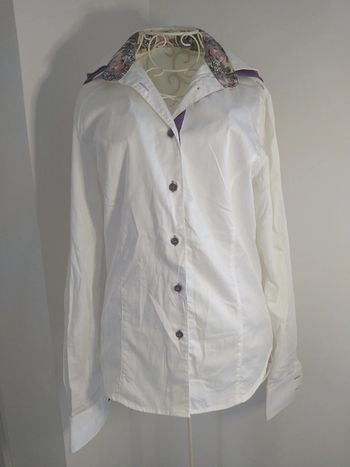 Chemise blanche et violette