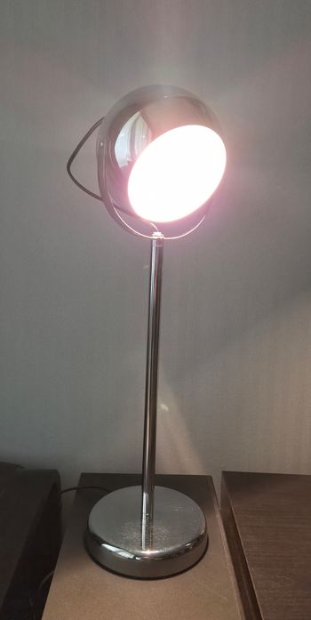 Lampe en métal sur pied