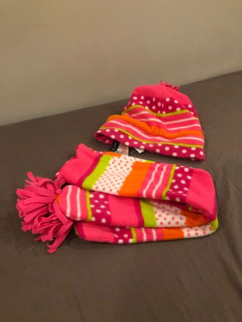 Bonnet et écharpe colorés