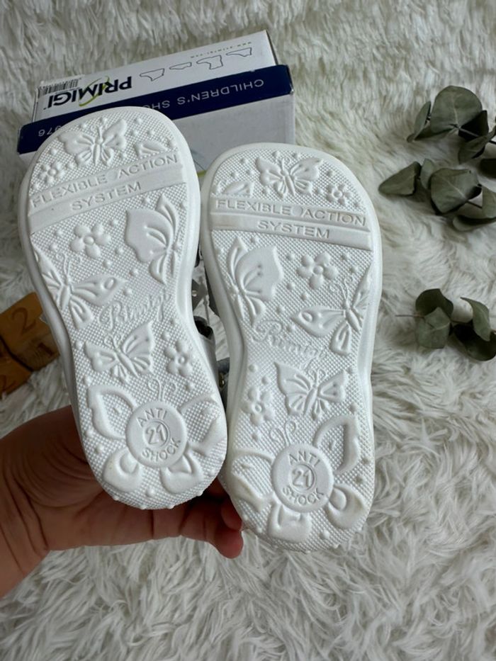 Paire de sandales blanches Primigi taille 21 - photo numéro 5