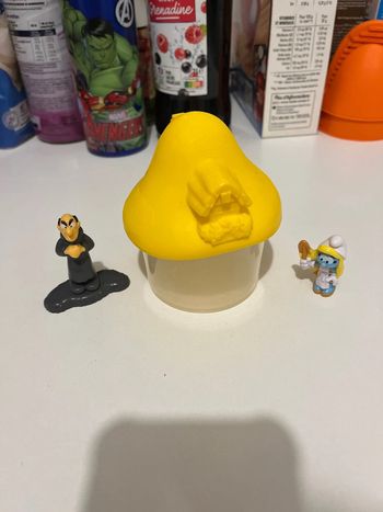 Lot de 2 figurines les Schtroumpfs + 1 maison