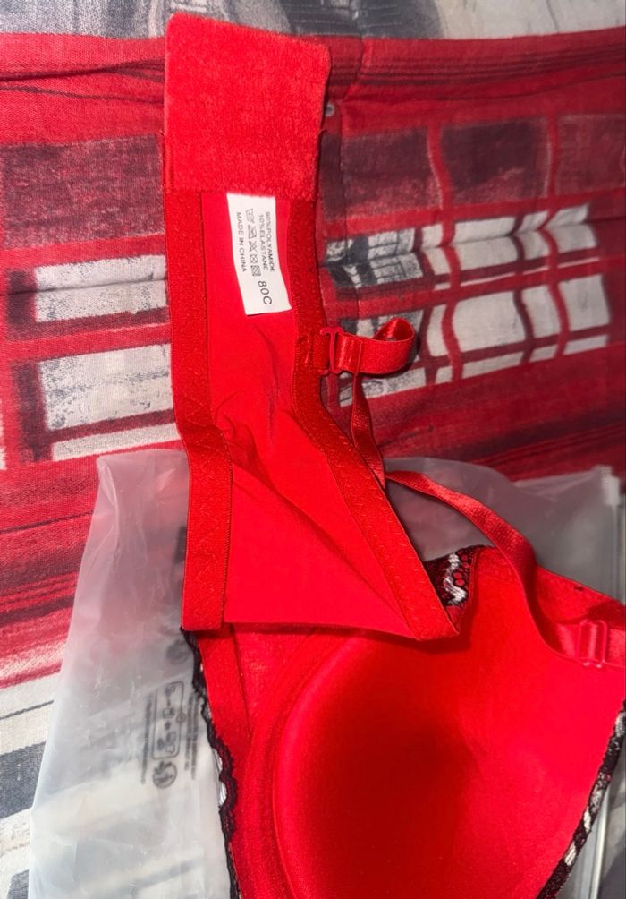 Soutiens-gorges rouge et noir dentelle neuf - photo numéro 10