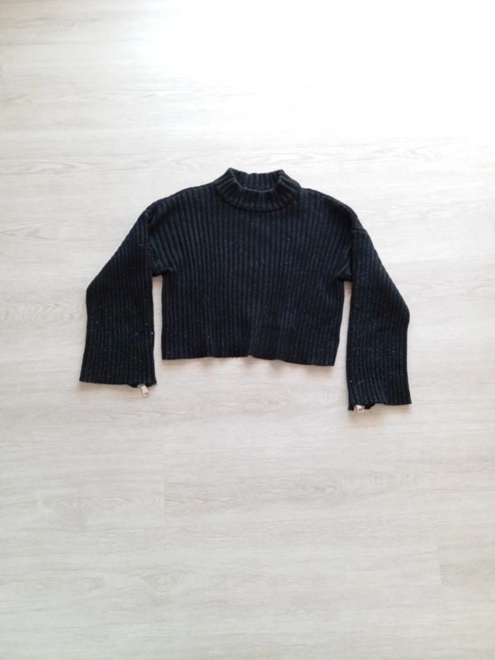 Pull court à col noir avec fermeture éclair sur les manches
