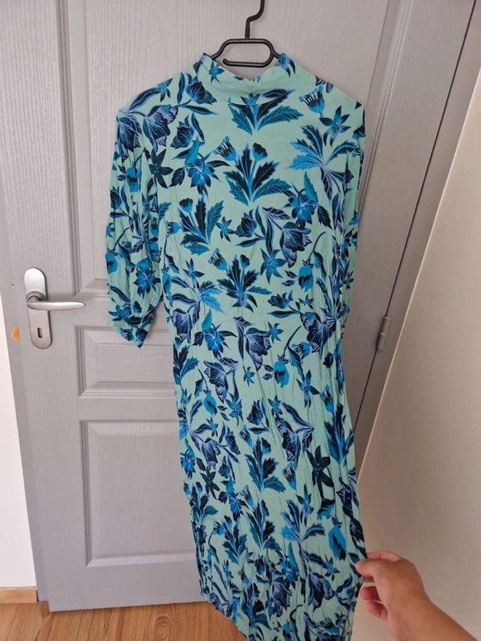 Robe mi-longue bleu menthe fleuri taille 38 très bon état H&M