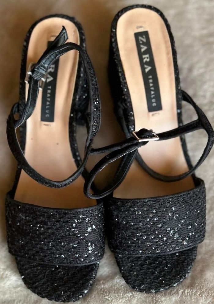 Sandales noires pour femmes Zara Taille 39 État comme neuf (Zara trafaluc) 
 
Prix : 20 euros 

Remise en main propre possible a Rueil-Malmaison (Secteur place besche) 

#zara#zarawoman#zarafashion#zaraaddicted#sandales#sandale#noir#classe#paillette#fêtes - photo numéro 10