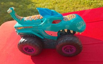 Gros monster truck hotwheels avaleur de voiture