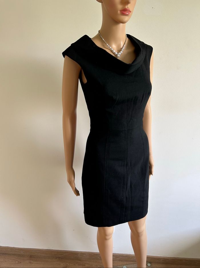 Robe noire sans manches Caroll taille 36 jamais portée - photo numéro 2