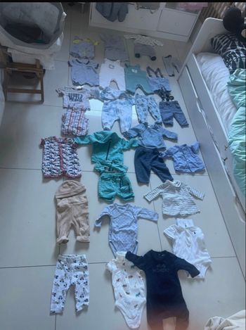 Lot de 24 vêtement bébé taille 3 mois