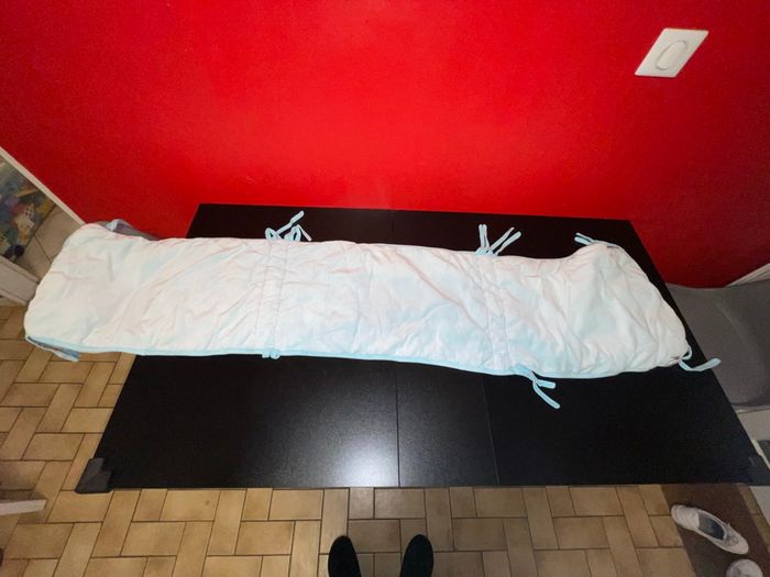 Tour de lit velours bleu et jaune motif animaux – bon état - photo numéro 2